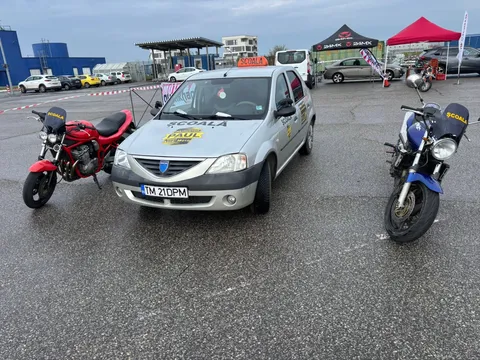 Mașină și motociclete de școală