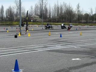 Cursanți pe motociclete printre conuri, alt unghi